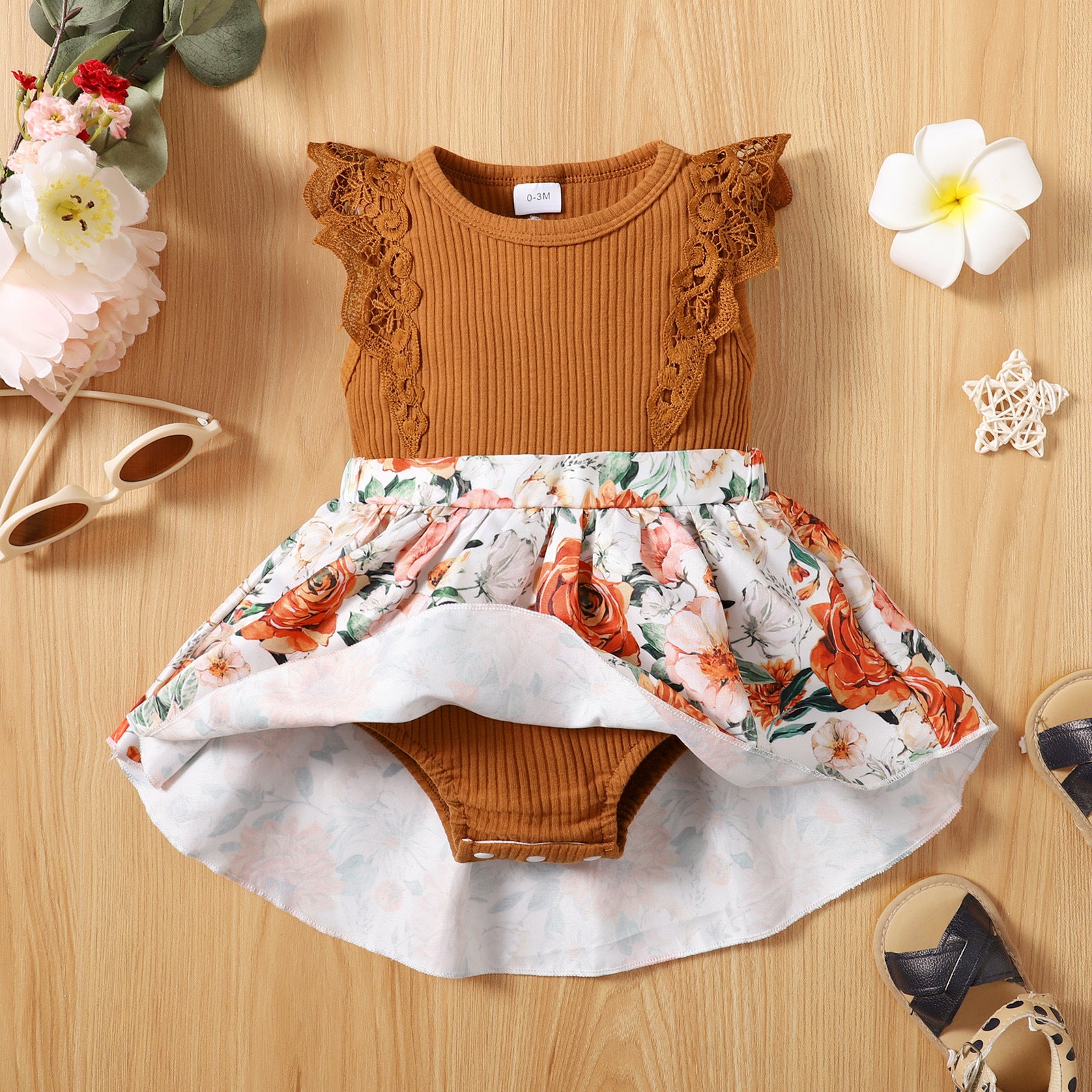 Venta al por mayor Ropa de bebé con vestido floral de poliéster con adornos de encaje